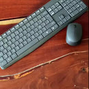 Kit de teclado y mouse inalámbrico Logitech MK235 Español de color Gris Grafito