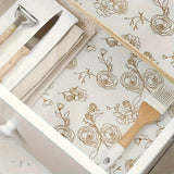 Rollo de Forro para Estantería EVA con Diseño Floral Dorado No Adhesivo - Impermeable, Antideslizante para Armarios y Cajones en Cocina, Baño y Organización del Despensa