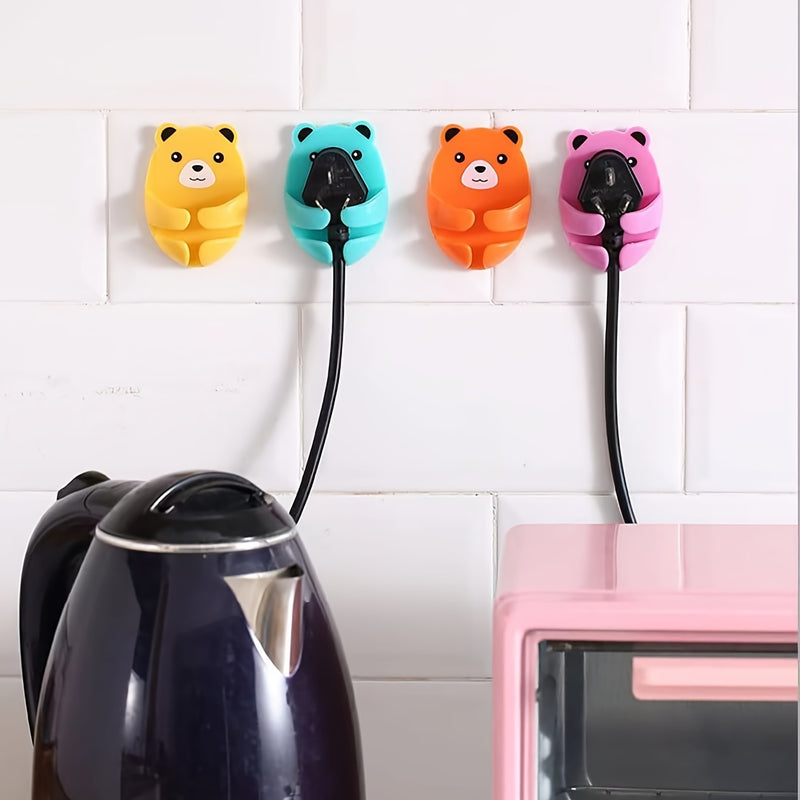 4-Pack Soporte de tira de poder de oso de dibujos animados montado en la pared, fuerte organizador de cable adhesivo, fácil instalación de almacenamiento de enchufe de salida de cocina, ganchos prácticos, estilo de moda, material de plástico, ganchos de