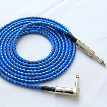 Un cable de audio grueso de 6,35 mm con un conector de ángulo derecho a un conector recto de 6,35 mm.