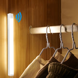 Conjunto de 8 Luces LED con Sensor de Movimiento para Armarios, Recargables por USB y Batería (200mAh), Ahorro de Energía Montadas en la Pared para Cocina, Guardarropa, Escalera, Pasillo y Estante - Diseño Blanco Elegante y Moderno