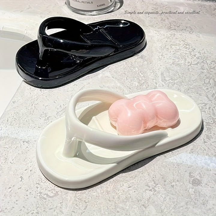 Plato de Jabón Cerámico con Diseño Original en Forma de Chancla - Interior y Exterior Blanco, Alberga Múltiples Barras, Decorativo y Práctico para el Baño, Regalo Perfecto para las Fiestas