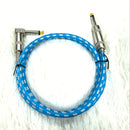 Un cable de audio grueso de 6,35 mm con un conector de ángulo derecho a un conector recto de 6,35 mm.