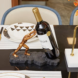 Un Elegante Soporte de Vino de Resina al Estilo Europeo - Un Diseño Luxuoso y Creativo que es Perfecto para la Decoración del Hogar y la Oficina, Haciéndolo un Ideal Exhibidor para Estanterías o Entradas.