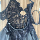 Body sexy rojo de encaje con tirantes al cuello, vestido mini sin espalda con corte tanga, diseño floral y detalles fruncidos para citas o conquista