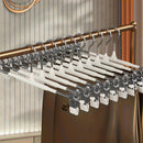 El producto cuenta con una entrada de moldeado por inyección normal en un paquete de 10, incluyendo clips de colgar pantalones retráctiles para uso doméstico, perchas JK sin huella para colección de ropa y clips de acero inoxidable para faldas, que sirve