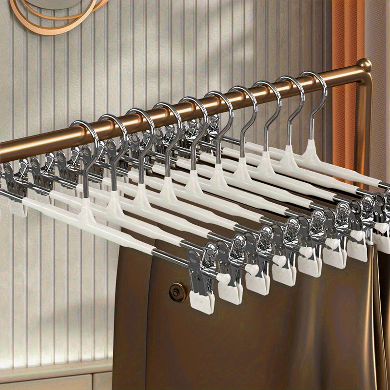 El producto cuenta con una entrada de moldeado por inyección normal en un paquete de 10, incluyendo clips de colgar pantalones retráctiles para uso doméstico, perchas JK sin huella para colección de ropa y clips de acero inoxidable para faldas, que sirve