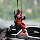 Espejo retrovisor de coche con colgante de dibujos animados MARVEL Deadpool - Figura de acción roja y negra con espada, decoración interior de coche duradera de PVC, regalo perfecto para fanáticos de Marvel, decoraciones de coche, diseño juguetón, constr