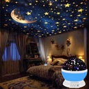 Un proyector que muestra un cielo estrellado, con luna y estrellas, funciona mediante USB, tiene una lámpara que gira 360°, ofrece varias opciones de color y es perfecto como regalo para adolescentes y adultos en diferentes celebraciones, ideal para deco