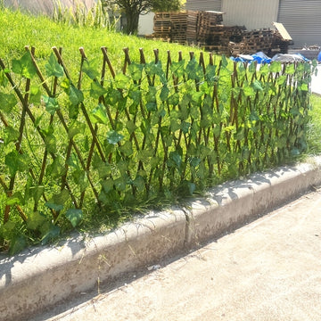 Paquete de 1 Valla de Privacidad Expandible de Madera Maciza - Diseño Ajustable con Hojas y Vegetación Artificial, Madera Marrón de Abeto para Jardín, Patio, Balcón - Barrera Decorativa Exterior para Navidad, Protección Solar, Mascotas & Decoración Rústi