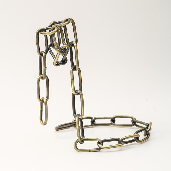 Estante de bebidas minimalista y creativo de estilo europeo con diseño de cadena para exhibir favoritos rojos.