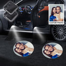 Luces de Bienvenida LED con Diseño Personalizado y Patrón de Fibra de Carbono 2/4 piezas, Se Encienden al Abrir la Puerta, Adecuadas para Varios Modelos de Coches Incluyendo Autos y SUVs, Imágenes de Dibujos Animados para Hombres Mujeres Ancianos Mascota