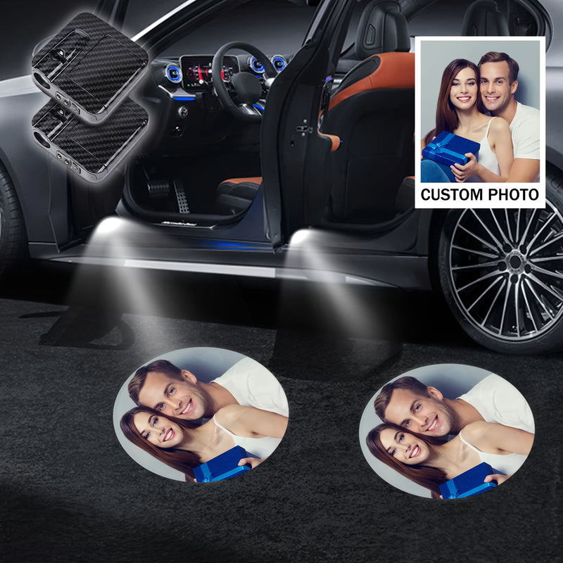 Luces de Bienvenida LED con Diseño Personalizado y Patrón de Fibra de Carbono 2/4 piezas, Se Encienden al Abrir la Puerta, Adecuadas para Varios Modelos de Coches Incluyendo Autos y SUVs, Imágenes de Dibujos Animados para Hombres Mujeres Ancianos Mascota
