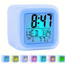 Reloj despertador digital LED de 7 colores YIYONKJ con pantalla de temperatura - Diseño cuadrado silencioso y que brilla en la oscuridad, muestra fecha y hora, alimentado por batería AAA (no incluida), ideal para dormitorio y oficina.