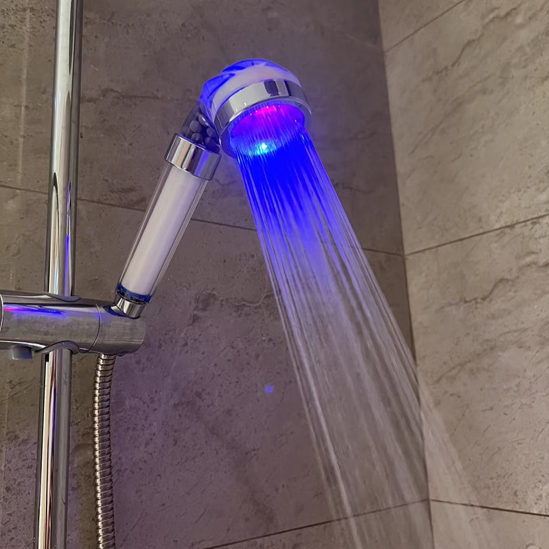 Una luz LED que genera energía a partir del flujo de agua, con luces intermitentes de colores, un ducho portátil, filtración de calidad del agua y viene con tres cartuchos de filtro, un regalo de Año Nuevo sin batería.