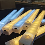 4 unidades de luces de armario con sensor de movimiento LED recargables por USB, fáciles de instalar, adecuadas para armarios de cocina, escaleras, pasillos - Perfectas para Halloween, Navidad, Acción de Gracias, Día de San Valentín, Regalos de Año Nuevo