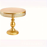 Estante para postres en una tienda de cocina para el hogar, mostrando varias estanterías de productos.