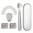 Un kit de afeitado de callos que incluye 20 cuchillas de repuesto, una navaja de callos y una lima para pies para el cuidado de los pies, todo empaquetado en una caja de metal. Es fácil de reemplazar y transportar, con bordes pulidos y mangos para comodi