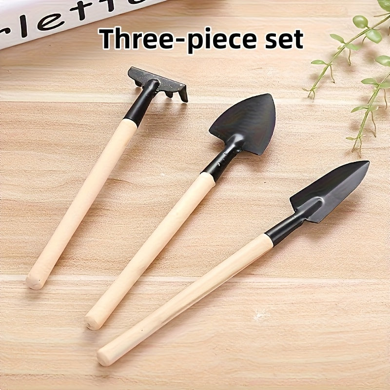 Un conjunto de herramientas de jardinería de tres piezas: una pala portátil, un azada y un rastrillo, adecuado para plantar, limpiar playas y mantener macetas - Hecho de hierro duradero con mangos de madera.