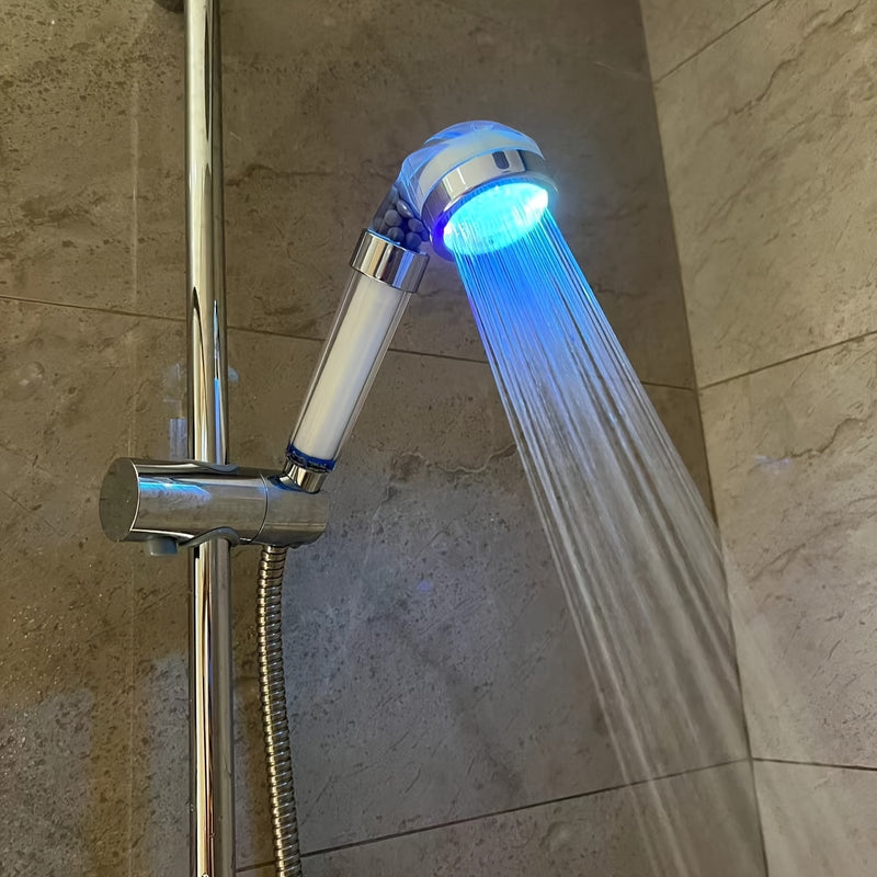 Una luz LED que genera energía a partir del flujo de agua, con luces intermitentes de colores, un ducho portátil, filtración de calidad del agua y viene con tres cartuchos de filtro, un regalo de Año Nuevo sin batería.
