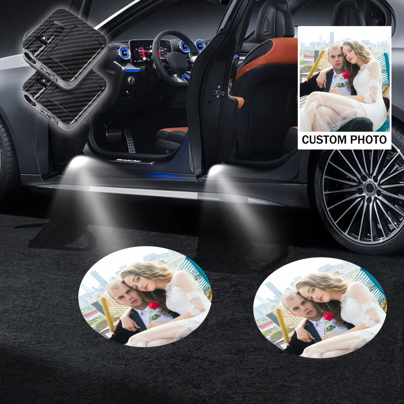 Luces de Bienvenida LED con Diseño Personalizado y Patrón de Fibra de Carbono 2/4 piezas, Se Encienden al Abrir la Puerta, Adecuadas para Varios Modelos de Coches Incluyendo Autos y SUVs, Imágenes de Dibujos Animados para Hombres Mujeres Ancianos Mascota