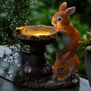 Lámpara solar exterior creativa con adorno de doble conejo bebiendo, hecha de resina, perfecta para iluminación de jardín y patio. Ideal para porche, jardín y decoración de jardinería, es un gran regalo para mujeres y abuelas. Esta estatua de resina para