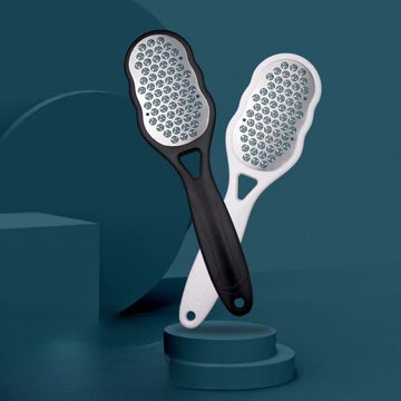 2 Piezas de Exfoliador Manual de Acero Inoxidable para Pies y Manos - Herramienta Ergonómica con Superficie de Doble Textura, Mangos Blancos y Negros, Sin Batería Necesaria para Eliminación de Piel Muerta, Diseño Elegante, Exfoliador de Alta Calidad, Exf