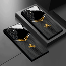 Funda de vidrio versátil con diseño de caballo dorado en relieve para Samsung Galaxy S25/S25 Plus/S25 Ultra/S24/S24 FE/S24 Plus/S24 Ultra/S23+/S23 Ultra/S22+/S22 Ultra/S20+/S20 FE/S20 Ultra/A13/A14/A16/A32/A33/A34/A53/A54/A72/A73 5G - Estilo premium
