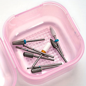Un dispositivo de desinfección de herramientas de uñas de alta calidad con un diseño transparente cuadrado y accesorios de limpieza de cabeza de pulido.