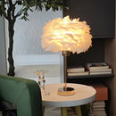 Linterna de plumas artificiales estilo bohemio con base dorada de lujo ligero + lámpara de escritorio USB regulable, tono cálido y romántico en crema, decoración creativa DIY para chicas, iluminación festiva, regalo ideal, ambientador hogareño - perfecta