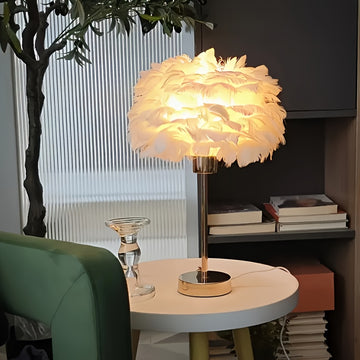 Linterna de plumas artificiales estilo bohemio con base dorada de lujo ligero + lámpara de escritorio USB regulable, tono cálido y romántico en crema, decoración creativa DIY para chicas, iluminación festiva, regalo ideal, ambientador hogareño - perfecta