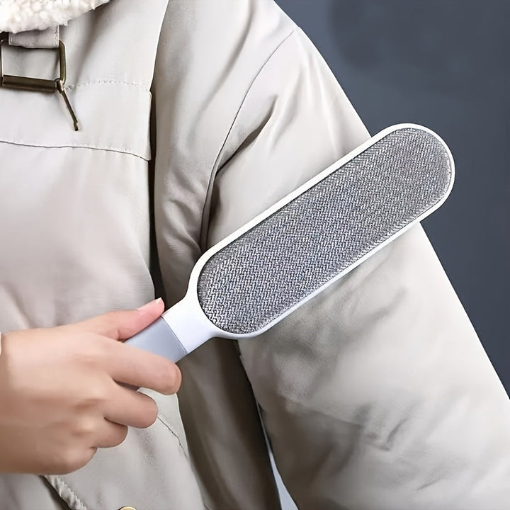 Una cepillo de doble lado para recoger pelo de mascotas y polvo, diseñado para limpieza electrostática manual. Hecho de polipropileno duradero, se puede utilizar en ropa, sofás, muebles, ropa de cama y alfombras sin necesidad de electricidad.