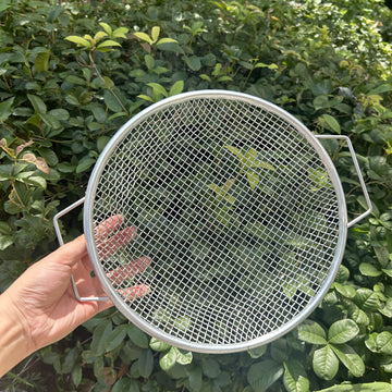 Cedazo de tierra con mango redondo - Cesta de malla metálica galvanizada de alta calidad, resistente a la corrosión y duradera para la eficiente eliminación de tierra, piedras y desechos - Fácil de usar, herramienta esencial para el jardinería con diseño