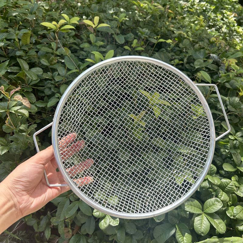 Cedazo de tierra con mango redondo - Cesta de malla metálica galvanizada de alta calidad, resistente a la corrosión y duradera para la eficiente eliminación de tierra, piedras y desechos - Fácil de usar, herramienta esencial para el jardinería con diseño
