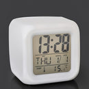 Reloj despertador digital LED de 7 colores YIYONKJ con pantalla de temperatura - Diseño cuadrado silencioso y que brilla en la oscuridad, muestra fecha y hora, alimentado por batería AAA (no incluida), ideal para dormitorio y oficina.