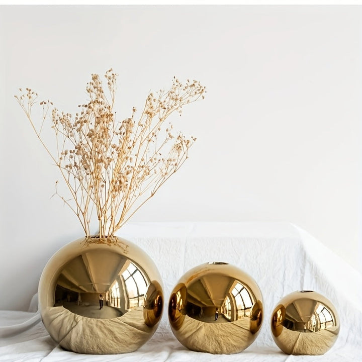 Jarrón Cerámico Estilo Europeo y Americano con Baño de Oro Electrolítico, Maceta Decorativa para Sala o Estudio, Adorno Floral Redondo para Bodas en Casa, Conjunto de Tres Piezas de Jarrones Cerámicos, Regalo de Inauguración para Amigos