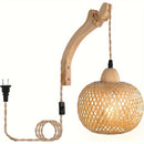 Lámpara de pared de bambú ligero, lámpara de pared rústica de granja, lámpara de pared de mimbre con cordón de enchufe americano, lámpara de rattán tejida a mano, lámpara bohemia para sala de estar dormitorio, base E26 E27 (bombilla no incluida)