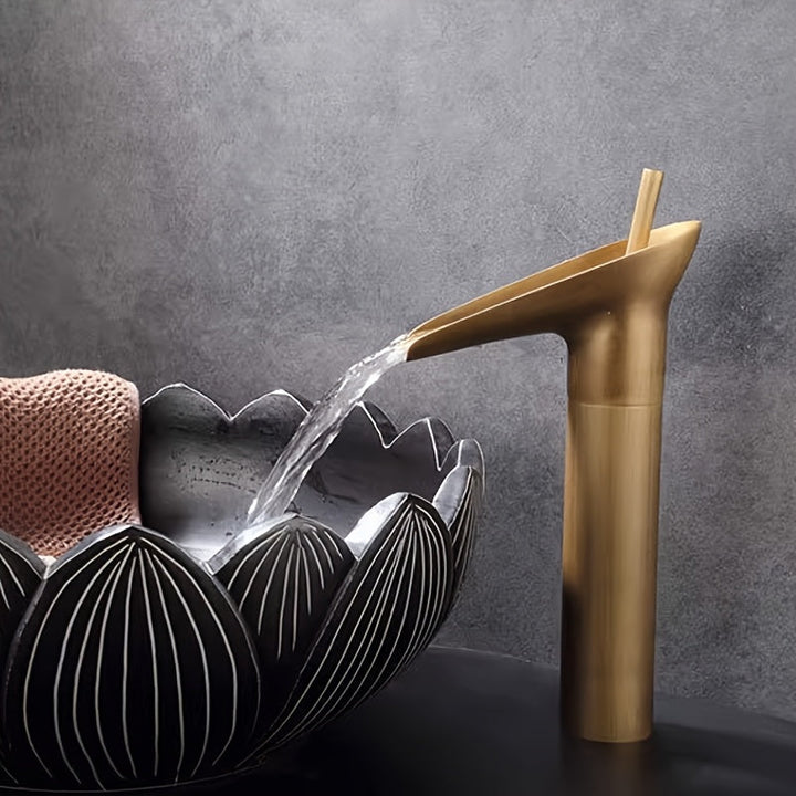 Grifo de baño de estilo europeo antiguo, con doble función de agua caliente y fría, grifo de fregadero de cocina de estilo cascada de latón que no requiere electricidad, y accesorios de baño de lujo modernos.