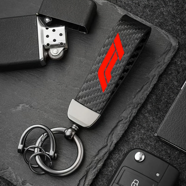 Llavero de fibra de carbono con diseño F1, 1 unidad, estilo negro y rojo de carreras, aleación de zinc resistente y cuero sintético, ideal para entusiastas del deporte y regalos nostálgicos, accesorios de carreras | Llavero elegante | Diseño de fibra de