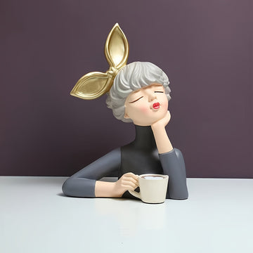Figura Contemporánea de Resina de Chica del Café – Decoración Artística con Símbolo de Paz, Diseño Pintado a Mano con Orejas de Conejo y Gafas, Perfecta para Decoración de Hogar u Oficina