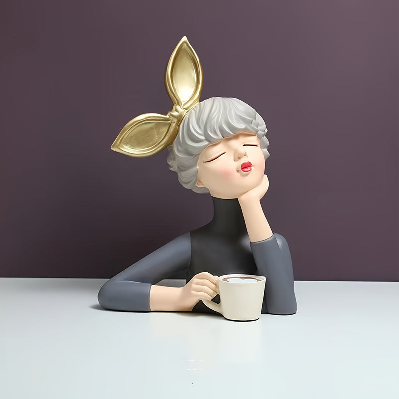 Figura Contemporánea de Resina de Chica del Café – Decoración Artística con Símbolo de Paz, Diseño Pintado a Mano con Orejas de Conejo y Gafas, Perfecta para Decoración de Hogar u Oficina