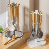 Un estante de almacenamiento de cocina sin necesidad de taladrar, con un gancho y barra giratorios para organizar utensilios como espátulas y cucharas, perfecto para escurrir.