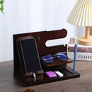 Soporte de Madera Sólida para Teléfono y Organizador para Hombres – Mesita Multifuncional con Ranura para Cable de Carga, Compartimentos para Carteras, Gafas, Relojes & Llaves – Regalo Perfecto para Papá, Esposo, Novio – Montaje Fácil, Decoración Estilo