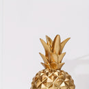 Un Gran Adorno Decorativo de Resina en Forma de Piña Dorada