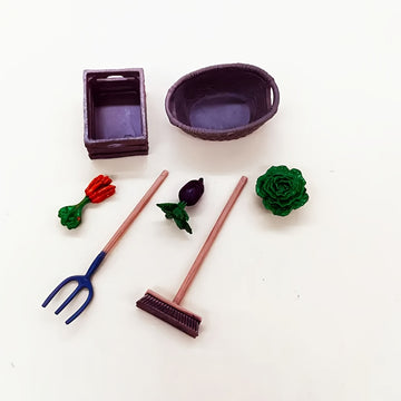 Juego de Jardín Mini Granja de 7 Piezas con Pala de Plástico, Rastrillo y Cortacésped - Incluye Modelos de Verduras para Decoración de Plantación Exterior
