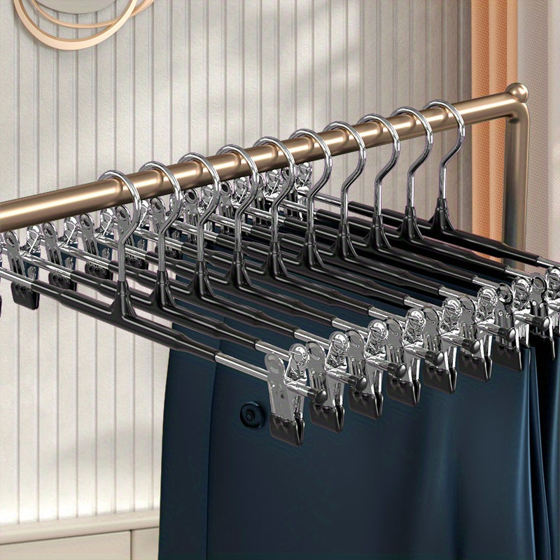 El producto cuenta con una entrada de moldeado por inyección normal en un paquete de 10, incluyendo clips de colgar pantalones retráctiles para uso doméstico, perchas JK sin huella para colección de ropa y clips de acero inoxidable para faldas, que sirve