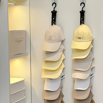 Una caja de almacenamiento para gorras de béisbol con clips, con ocho clips y capacidad para sostener 16 gorras en un estante, junto con ganchos para colgar gorras.