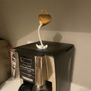 1pieza de escultura de taza de café 3D de resina, decoración de taza de café colgante colorida, diseño divertido de rebosamiento adecuado para decoración de cocina y sala de estar, adorno de arte de escritorio.