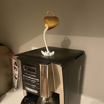 1pieza de escultura de taza de café 3D de resina, decoración de taza de café colgante colorida, diseño divertido de rebosamiento adecuado para decoración de cocina y sala de estar, adorno de arte de escritorio.