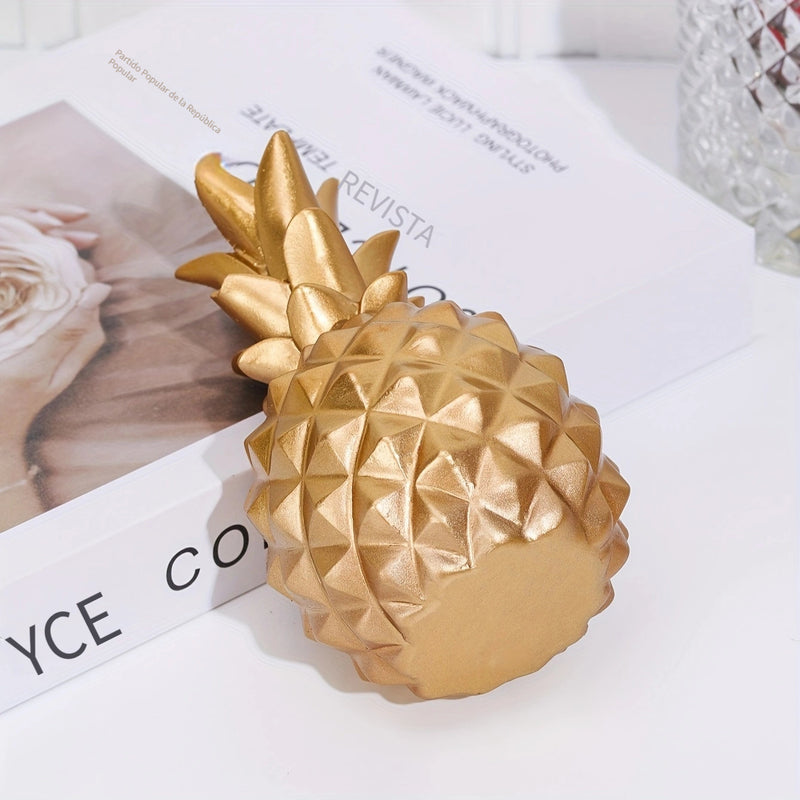 Un Gran Adorno Decorativo de Resina en Forma de Piña Dorada